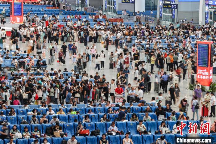 腾讯分分彩：贵阳北站迎暑运大客流