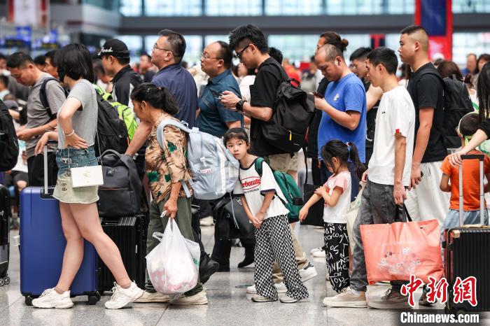 腾讯分分彩：贵阳北站迎暑运大客流