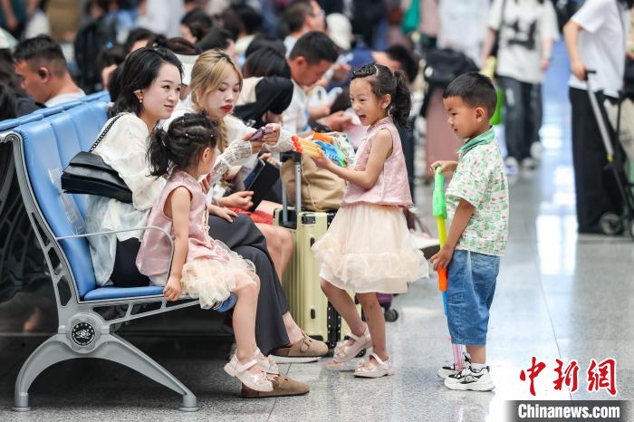 腾讯分分彩：贵阳北站迎暑运大客流