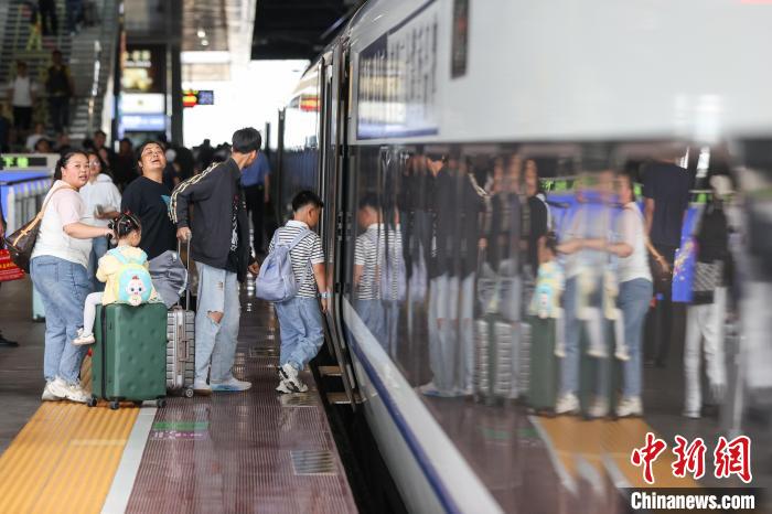 腾讯分分彩：贵阳北站迎暑运大客流
