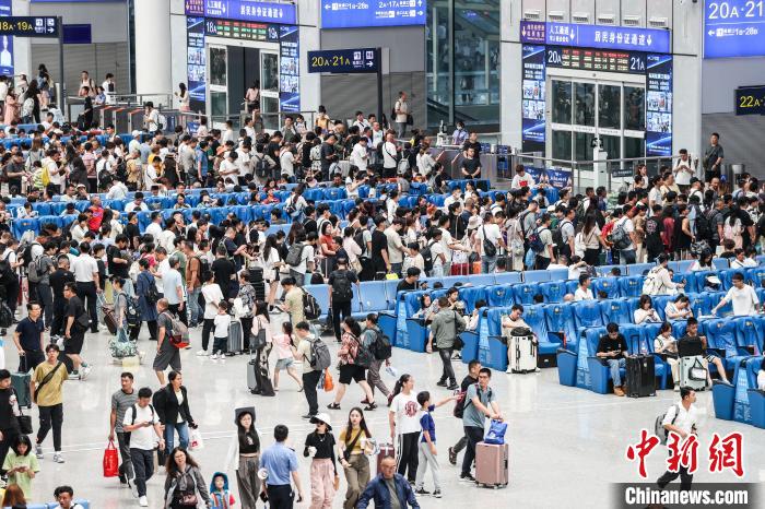 腾讯分分彩：贵阳北站迎暑运大客流