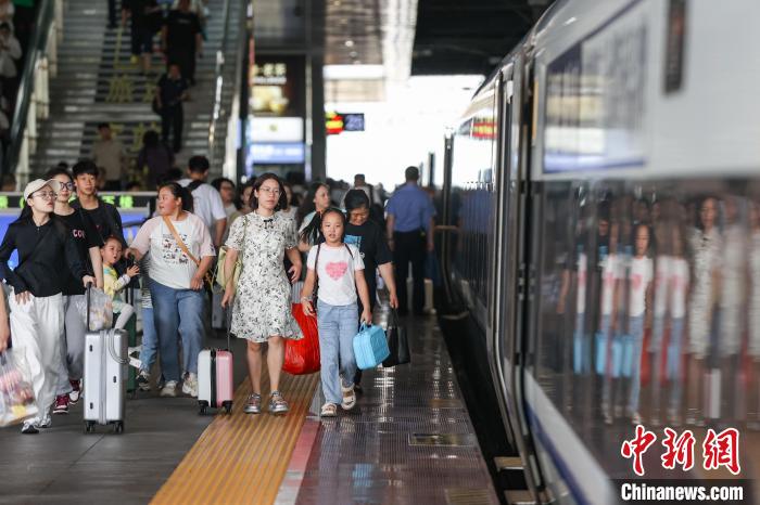 腾讯分分彩：贵阳北站迎暑运大客流